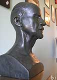 Il busto di bronzo è mio, realizzato da un giovane scultore di Taorimna, Enrico Licari...