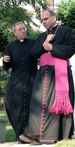 Padre Nino Longhitano con mons. Salvatore Gristina (2004)