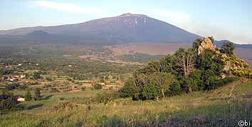 L'Etna e l'ampia vallata di Contrada Difesa viste dalla Rivolia