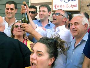 Graziano Calanna festeggia l'elezione a sindaco di Bronte