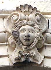 Architrave in via Interdonato