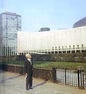 Peppino Camuto davanti allONU Building
