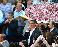 CUFFARO, LA VIA  E CASTIGLIONE PORTANO IN SPALLA LA GRANDE TORTA ALLA FRAGOLA 